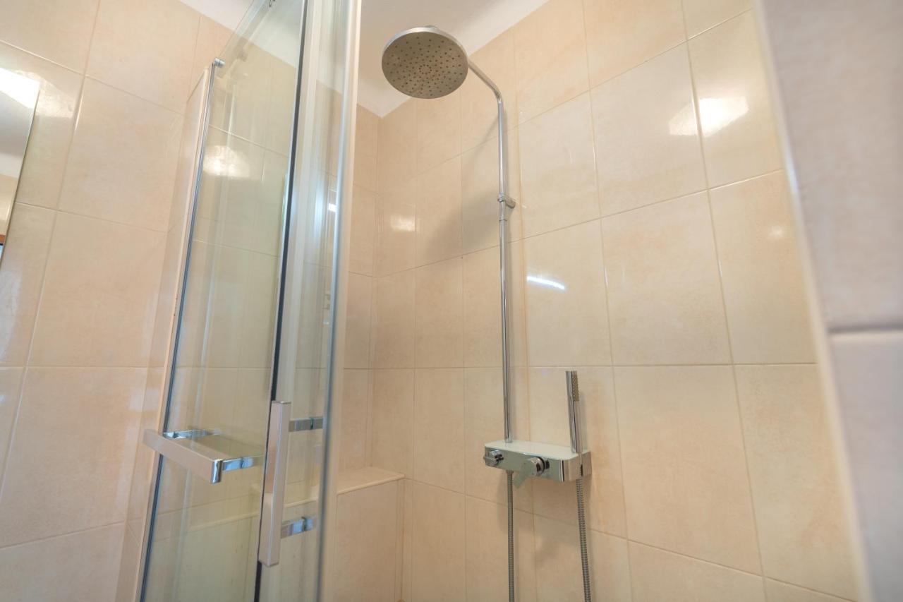 Algarsun - Idealy Situated With Modern Comfort Apartment